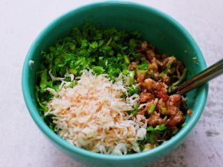 6、小苔菜虾皮花样包子,肉馅碗里加入切碎的小苔菜和虾皮。