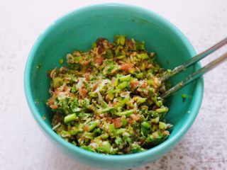 7、小苔菜虾皮花样包子,把所有的食材搅拌均匀即可。