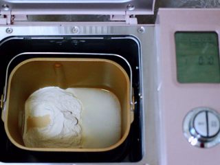 8、小苔菜虾皮花样包子,把称重的中筋面粉和清水,加入多菱面包机里,再加入酵母,启动面包机的和面程序开始和面。