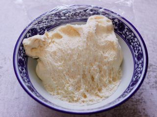 10、小苔菜虾皮花样包子,醒发好的面团组织是呈蜂窝状。