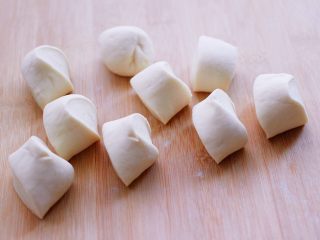 11、小苔菜虾皮花样包子,把醒发好的面团排气揉匀后,搓成长条用刀切成大小一致的剂子。
