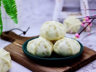 17、小苔菜虾皮花样包子,我家宝贝特别喜欢吃,她一口气吃了三个。