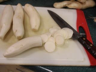 1、日式腌萝卜, 制作第一种日式腌萝卜，将萝卜去皮，切成薄片。