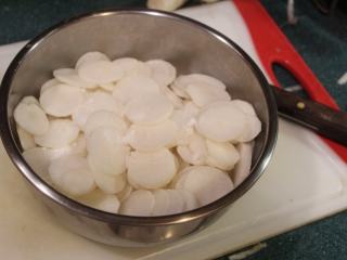 2、日式腌萝卜,加0.5大匙盐，拌匀。放雪柜腌渍1-2小时。