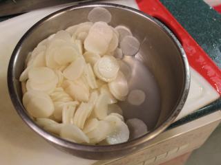 3、日式腌萝卜,腌好的萝卜，出了一些涩水。