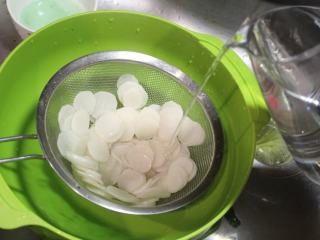 4、日式腌萝卜,将腌好的萝卜用煮过的冷开水确实冲洗掉盐分。