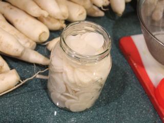 5、日式腌萝卜,将洗好的萝卜放入煮过消毒好的玻璃罐中。