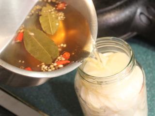 7、日式腌萝卜,趁热将腌汁倒入萝卜罐。