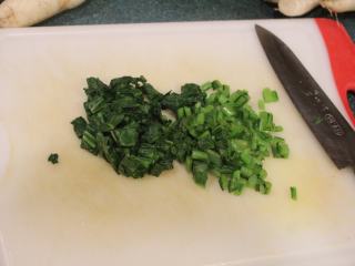 11、日式腌萝卜,烫好后用冷水冲凉后挤干，切成0.5CM小段