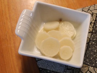 9、日式腌萝卜,酸甜微辣，口感稍脆，直接吃或当配菜都很合宜。每次用干净的筷子夹取，不要污染，放雪柜可以几星期不会变质。