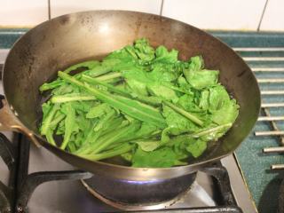 10、日式腌萝卜,制作第二种日式腌萝卜，将萝卜叶用煮滚的盐水烫30秒。