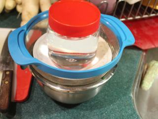 14、日式腌萝卜,放在滤网，重压2小时。