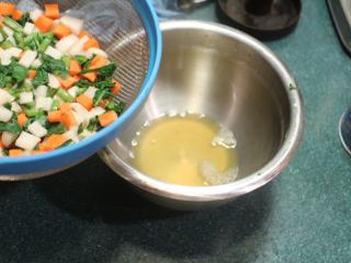 15、日式腌萝卜,压出了一些涩水。