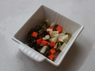 19、日式腌萝卜,酸甜微辣，萝卜、胡萝卜、萝卜叶梗都尚很有脆感，但各自风味不同，组合起来滋味丰富好吃。萝卜叶吸了酸甜的腌汁，没有苦涩味，也很好吃。每次用干净的筷子夹取，不要污染，放雪柜可以几星期不会变质。