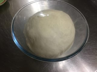 4、英式车轮饼 麦满分, 面包揉圆后放入盆中，放温暖处发酵至2倍大，我用了大约50分钟