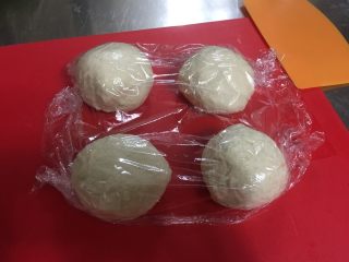 6、英式车轮饼 麦满分,面团分别揉圆后盖保鲜膜松弛15分钟