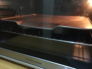 14、英式车轮饼 麦满分,烤箱预热180度，预热好之后放入模具，上面盖一个重的烤盘。烤制17分钟