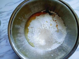 1、独家秘方披萨,饼皮的全部食材加入容器中，牛奶可以分次加入，因为不同的面粉吸水性不同。用筷子搅成絮状。