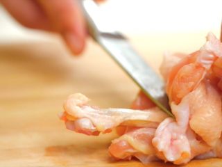 1、动漫棒骨肉,将鸡翅根均匀切成4