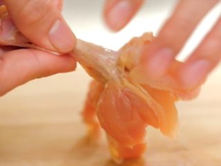 2、动漫棒骨肉,然后反向折叠切开的鸡翅肉成郁金香状