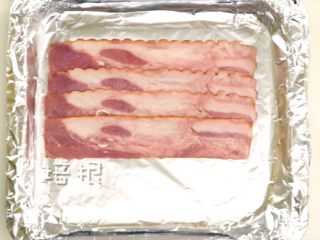 5、动漫棒骨肉,烤盘中垫上锡纸,然后将培根铺在锡纸上