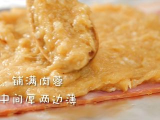 6、动漫棒骨肉,在培根上铺上肉蓉,中间厚两边薄