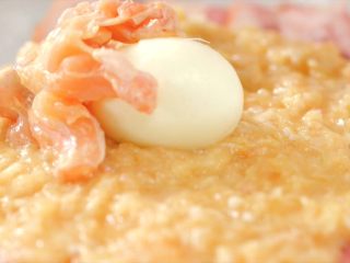 7、动漫棒骨肉,剥一颗熟鸡蛋,放在肉蓉上,然后放上刚做成郁金香状的鸡翅根,鸡腿骨朝外