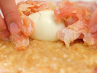 8、动漫棒骨肉,鸡蛋两侧各放一个鸡翅根