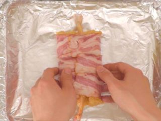 9、动漫棒骨肉,用培根将肉蓉、鸡蛋和翅根包好