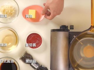 11、动漫棒骨肉,锅中加黄油融化,加入蒜末翻炒,倒入味淋和日式酱油,加番茄酱,撒上黑胡椒