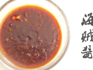 12、动漫棒骨肉,搅拌均匀后盛出,特制海贼烤肉酱就完成了