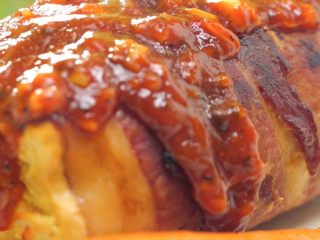 13、动漫棒骨肉,取出烤好的棒骨肉,淋上刚做好的烤肉酱,完工!