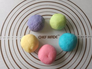 6、冰皮月饼,6.各自揉成面团后静置松弛