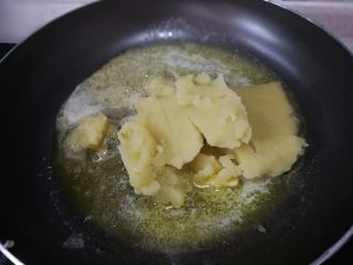 8、冰皮月饼,8.倒入绿豆沙冰糕馅效果炒