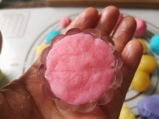 13、冰皮月饼,13.取一点剩下的小面团，按压在月饼模具花片上