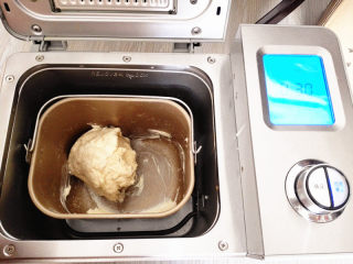 2、海陆至尊披萨,加入黄油揉成光滑的面团，室温发酵，