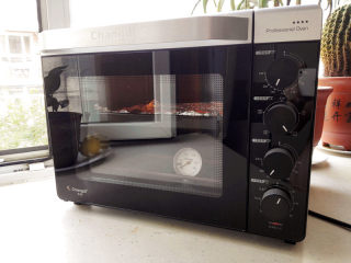 3、海陆至尊披萨,因为虾仁含水量较大，所以需要提前烤一下，烤箱170度，中层，烤5分钟，至水分收干