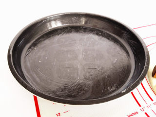 6、海陆至尊披萨,披萨盘涂一层薄薄的黄油，