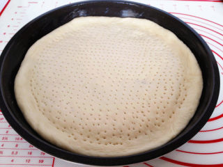 8、海陆至尊披萨,用叉子在饼皮上扎孔排气，