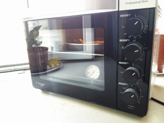 9、海陆至尊披萨,再度发酵20分钟，这里使用烤箱发酵，上下管温度均在0—60度之间，功能调至发酵档，