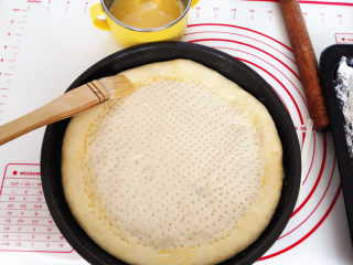 10、海陆至尊披萨,饼边刷全蛋液