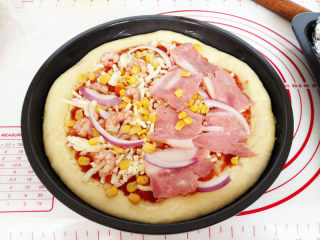 13、海陆至尊披萨,放上烤好的虾仁，培根，洋葱，甜玉米粒，