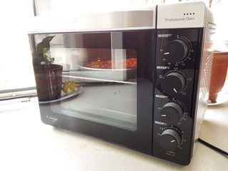 14、海陆至尊披萨,烤箱预热230度，中层，220度，烤15分钟，