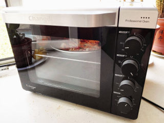 16、海陆至尊披萨,继续烤3—5分钟，至马苏里拉芝士化掉。