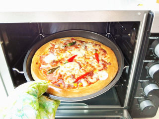 17、海陆至尊披萨,出炉即可食用。