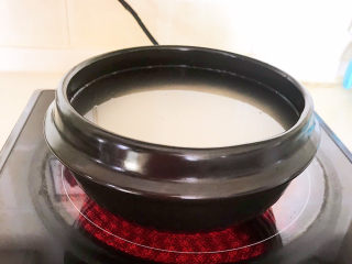 8、鲜虾砂锅粥,加入冷水，加入2滴玉米油，大火烧开后小火慢烧20分钟