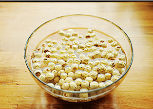 1、白莲蛋黄月饼,干白莲子洗净，放入清水中浸泡一夜；