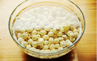 2、白莲蛋黄月饼,充分泡发的白莲子，换水清洗；