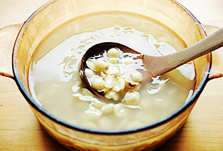 4、白莲蛋黄月饼,放入锅中，加水至少要没过莲子，炖煮30分钟，关火焖1小时，莲子酥烂；