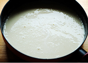 5、白莲蛋黄月饼,待莲子凉下来，放入料理机中打成很细的泥，放入不粘锅中以中小火炒，起初要不停搅拌，小心喷溅；